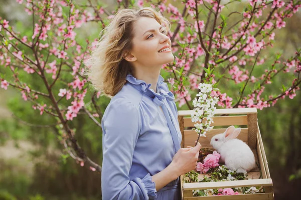 Giornata di primavera. Bella donna che lavora e gioca nel bellissimo giardino . — Foto Stock