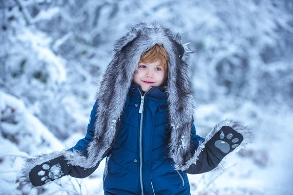 La mañana antes de Navidad. Retrato de invierno de un niño lindo y feliz. Niño de invierno. Feliz Navidad y felices fiestas . —  Fotos de Stock