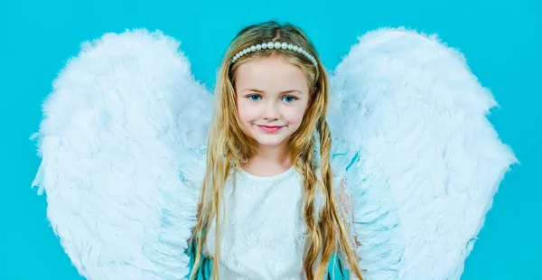 Día de San Valentín. Retrato de hermosa niña ángel con alas de ángeles. Feliz angelito. Hermosa joven con alas de ángel . — Foto de Stock