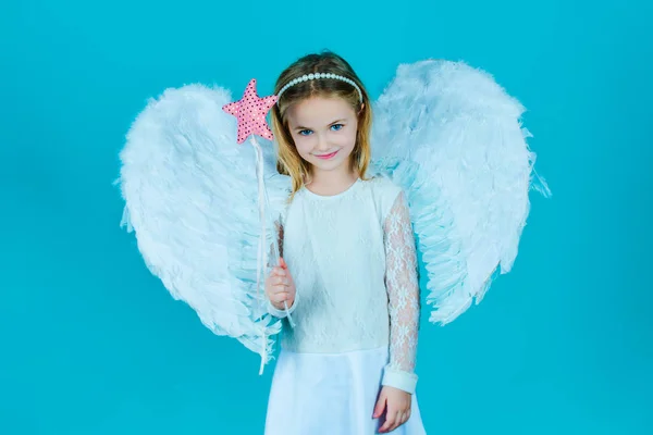 En söt liten ängel. Alla hjärtans dag. Gullig liten ängel. Söt liten flicka i vita vingar som Cupid. — Stockfoto