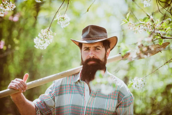 Stile di vita e vita familiare. Uno stile di vita sano. Agricoltore che lavora con la saliva sul campo primaverile. Agricoltura operaia . — Foto Stock