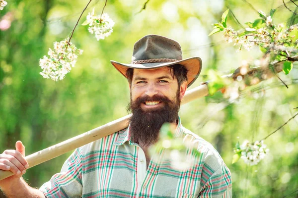 Trabalho de jardineiro feliz no quintal com ferramentas de jardim e ter um bom tempo. Agricultor a trabalhar no terreno. Primavera e passatempos prediletos . — Fotografia de Stock