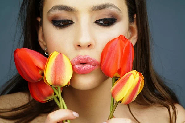 Printemps femme concept de mode. Journée des femmes, 8 mars. Mode beauté fille avec des champs de tulipes. Gros plan portrait . — Photo