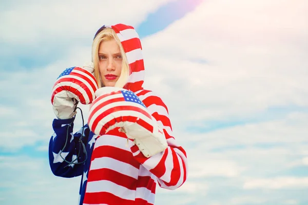 戴拳击手套的美国女拳击手. 自由和7月4日爱国概念. — 图库照片