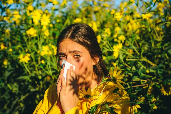 Привлекательная женщина на улице с аллергией на ткани. Аллергия на пыльцу. Удивительная женщина в парке держит носовой платок и чихает от цветка цветов и пыльцы . — стоковое фото