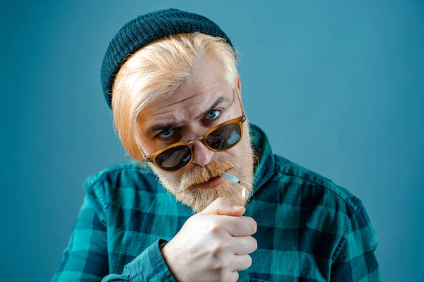 Портрет мыслящего стильного молодого человека, отворачивающегося. Красавчик с бородой . — стоковое фото