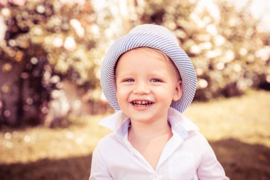 Yazın doğada mutlu bir çocuk. Doğada bir çocuk. Komik çocuk..