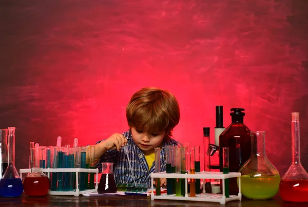 Παιδί από το δημοτικό. Σχολική ιδέα. Χημεία Η τάξη της επιστήμης. Επιστημονική και εκπαιδευτική έννοια. Μια επίδειξη χημείας. Το πείραμα χημείας. Μάθηση στο σπίτι. — Φωτογραφία Αρχείου