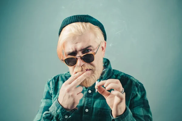 Hombre fumando. Retrato de un hombre guapo de moda mirando la cámara. Retrato de guapo hombre rubio . — Foto de Stock