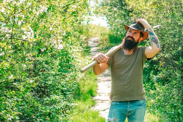 Boeren verzorgende planten. Voorjaar en hobby 's. Boer werkt op het veld. Landbouw. — Stockfoto