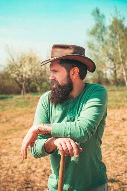 Tarlada çalışan çiftçi. Pınar tarlasında patates ile çalışan çiftçi. Çiftçi bakım bitkileri.