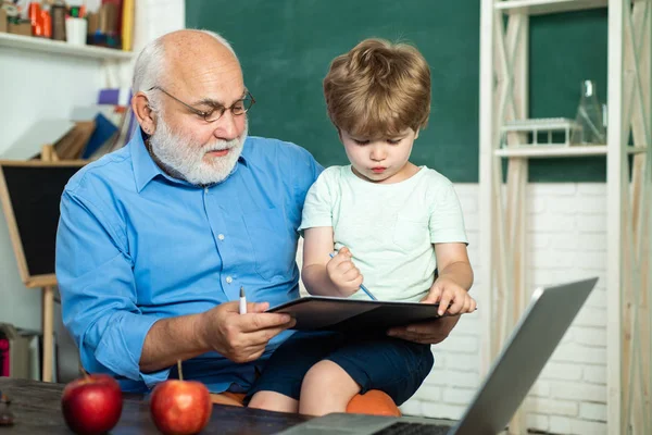 Concetto di apprendimento e istruzione. Giornata degli insegnanti. Scuola elementare e istruzione . — Foto Stock