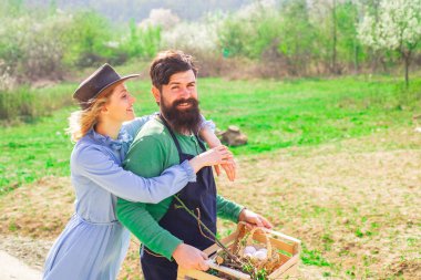 Bahçede çalışan bir çift çiftlik. Eko çiftliği. Bahçede filizlenen iki çiftçi. Çiftçilik ve insanların konsepti..