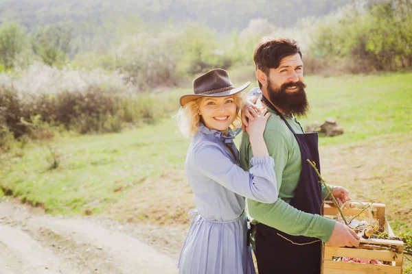 Eco living. Famiglia di lavoratori rurali. Agricoltura e coltivazione agricola. Stile di vita e vita familiare. Un paio di giardinieri. Ritratto di moglie e marito mentre lavorano in giardino. Vita di campagna . — Foto Stock