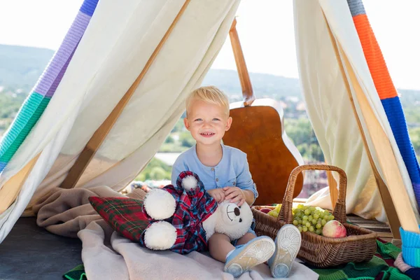 Adorable bebé divirtiéndose. Niño disfrutar de la vida y la naturaleza en el camping. Niño feliz jugando con juguete en verano . —  Fotos de Stock