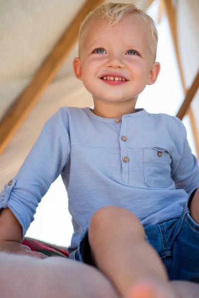 Το παιδί έχει καλοκαιρινή χαρά. Ευτυχισμένη μέρα στο κάμπινγκ. Αγόρι χαριτωμένο παιχνιδιάρικο χαρούμενο παιδί αστείο γκριμάτσα πρόσωπο. — Φωτογραφία Αρχείου