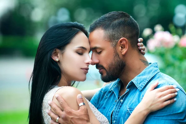 Gente enamorada. Momentos íntimos para amantes felices. Pareja joven enamorada pasar el día de San Valentín divertido. Satisfecho novia y novio disfrutando de momento romántico . — Foto de Stock