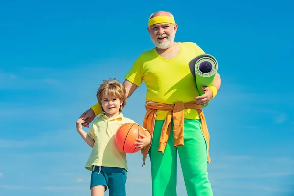 Padre e figlio che si allenano. Allenamento per anziani nel centro di riabilitazione. Muoviti. Sport per bambini piccoli. Felice famiglia amorevole . — Foto Stock