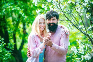 Yeşil bahar sonbahar çifti. Sevgililer Günün kutlu olsun. Baharın ilk şarkılarında eğlenen bir çiftin yakın plan fotoğrafı..