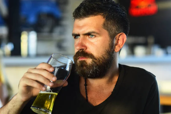 Емоційний смішний бородатий п'яний хіпстер тримає крафтове пляшкове пиво. Бородатий чоловік п'є пиво . — стокове фото
