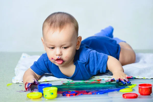 Boldog gyermek rajzol színes festett kezekkel. Kicsi babafesték a kezénél. Gyermek csecsemő gyerek koncepció. Baba portré fehér háttér. — Stock Fotó