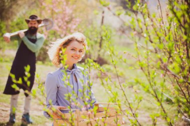 Yaşam tarzı ve aile hayatı. Eko çiftliği. Biyolojik gıda üretim konsepti. Kırsal işçiler ailesi. Bahçıvan çifti. Organik çiftçi ol..