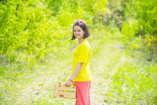 Cute little girl watering flowers in the spring garden. Little helper in garden Planting flowers. Farming and agriculture cultivation. — 스톡 사진