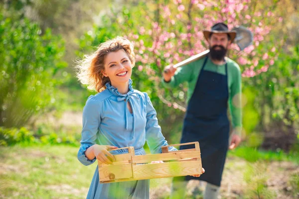 Erdkonzept. Werden Sie Biobauer. Gärtnern im Frühling - glückliche Paare ernten und viel Spaß haben. Ich verbringe gerne Zeit auf dem Bauernhof. — Stockfoto