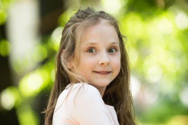 Park doğasında duygusal bir çocuk. Kaygısız kız çocuğu. Mutlu çocuk yazın doğada.