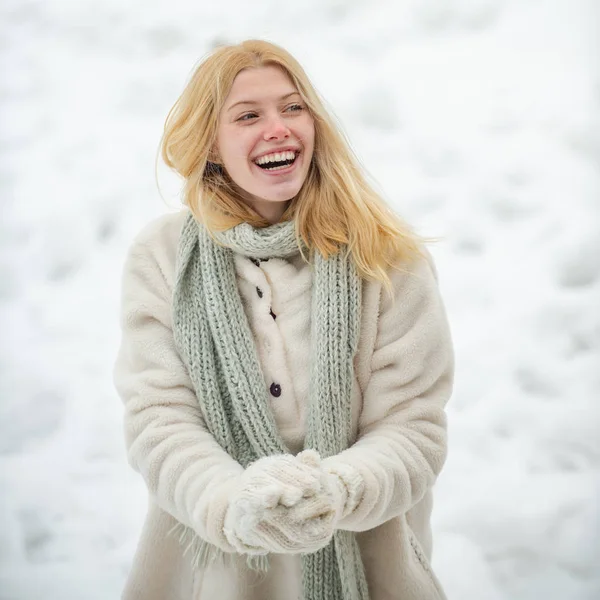 Menina de mitenes segurar bola de neve. Mulher bonita no inverno. Temporada de inverno. Retrato de uma mulher feliz no inverno. Menina alegre ao ar livre . — Fotografia de Stock