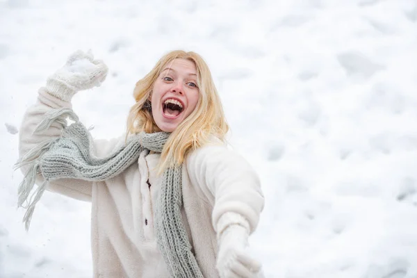 冬の興奮した女性の肖像画。屋外で陽気な女の子。雪玉の戦いをしている幸せな若い女の子。スノーボールハッピー女性は雪玉を手に持っています. — ストック写真