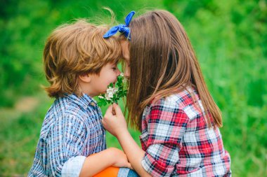 Güzel çocuklar bahar parkında karahindiba üflemekten hoşlanır..