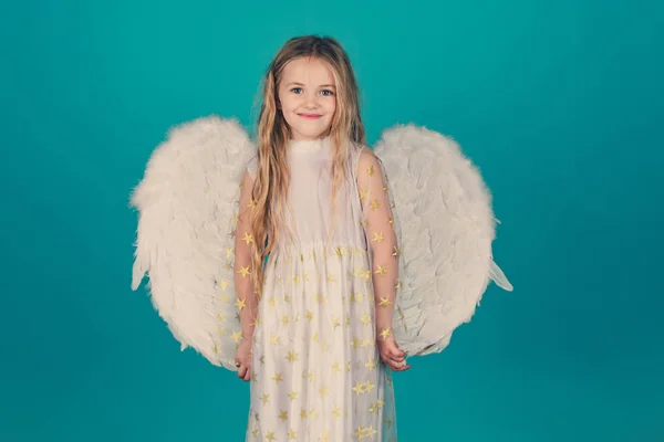 Día de San Valentín. Ángel. Linda niña en alas blancas como Cupido. Hermoso niño ángel posando y mirando a la cámara . — Foto de Stock