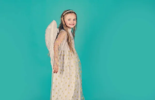 Παιδί που φοράει μακρύ λευκό φόρεμα και φτερά αγγέλου. Ευτυχισμένο αγγελούδι. Η κάρτα του Αγίου Βαλεντίνου. Τσερούμπ. Όμορφο αγγελούδι. Όμορφο αγγελούδι. Χερουβείμ. — Φωτογραφία Αρχείου
