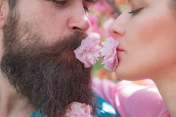 Pareja besándose en la naturaleza primaveral retrato de cerca. Apasionado cariñoso hombre y mujer disfrutando de excitante momento de primer beso. Sensación de deseo . —  Fotos de Stock