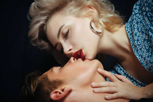 Conceito de Amor. Romance à noite para o conceito do Dia dos Namorados. Feliz casal alegre. Menina de beleza e seu bonito namorado beijando . — Fotografia de Stock