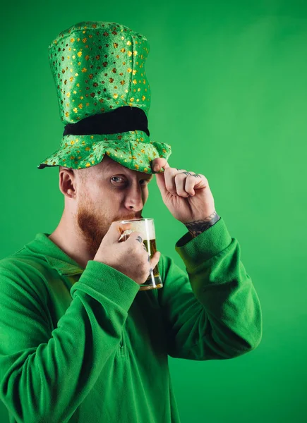 Ημέρα του Αγίου Πατρικίου. Γενειοφόροι άντρες με πράσινα καπέλα πίνουν μπύρα και διασκεδάζουν. Πάρτι για την Ημέρα του Αγίου Πατρικίου. Πράσινο καπέλο ή ημίψηλα καπέλα. Ναύτης και αλκοόλ. Παραδοσιακή Ιρλανδία. — Φωτογραφία Αρχείου