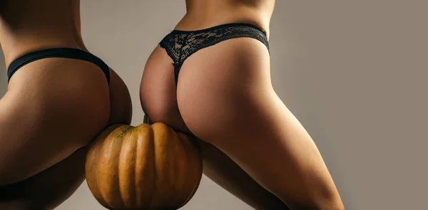 Pantat besar dan labu. Desain seni Halloween yang seksi. Pumpkin head jack lantern. Trick or treat. Gadis-gadis pesta Halloween . — Stok Foto