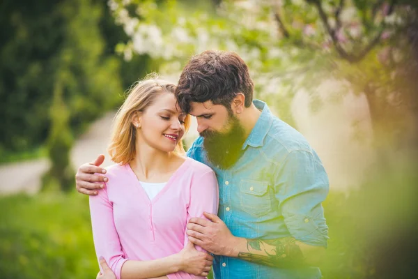 Passion and sensual touch. Couple in live walking in the spring Park and enjoying the beautiful spring blossom nature. — 스톡 사진