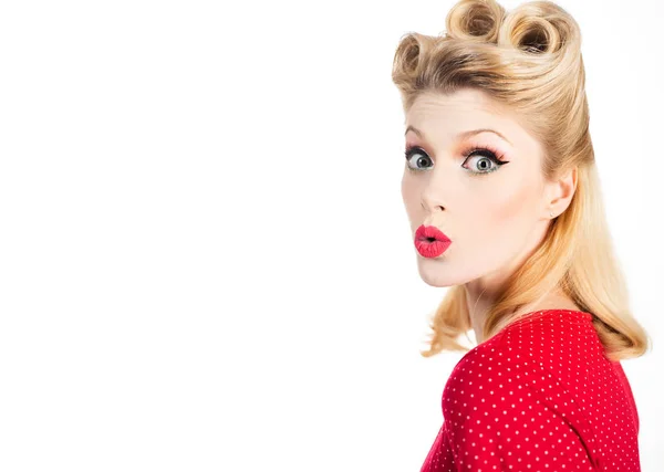 Porträtt leende blond kvinna i pinup stil. Isolerad över vit färg bakgrund. Oj då. Gester för reklam. Retro vintage koncept. Elegant kvinnlig modell med ljus makeup. Omg. Porträtt av — Stockfoto