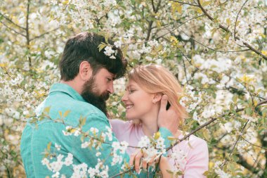 Tutkulu, sevecen erkek ve kadın ilk öpücüğün heyecanlı anının tadını çıkarıyorlar. Arzulamak.