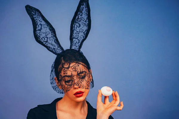 Mujer de moda en orejas de conejo con huevo de Pascua. Labios y Pascua, impresión de beso de lápiz labial en huevo de Pascua . — Foto de Stock