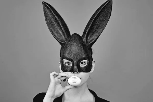 Lápiz labial beso huella en huevo de Pascua. Feliz Pascua. Chica con orejas de conejo de encaje. Mujer conejita. Conejito de Pascua mujer, conejo y niña . —  Fotos de Stock