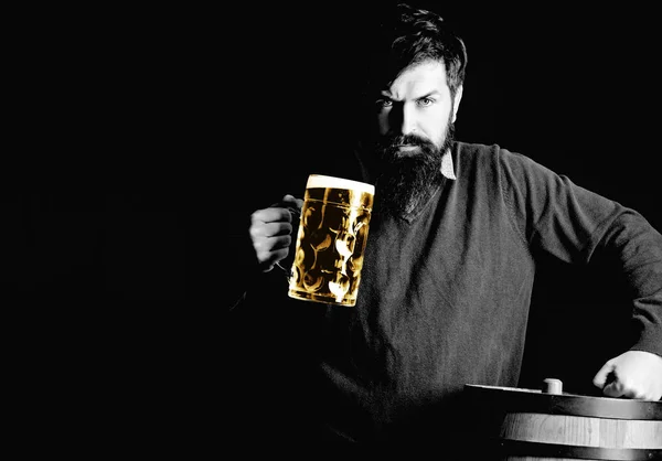 Счастливого пивовара. Бармен. Бородач пьет пиво. Человек с бородой пьет пиво. Человек-ретро с пивом . — стоковое фото