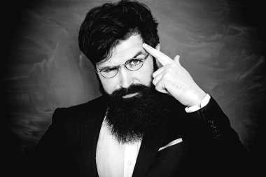 Tahta arka plan da sınıf profesör. Okul sınıfında tebeşir tahtasının yanında genç bir öğretmen. Öğretmenler günü. Öğretmen lik - meslek ve öğrenme kavramı. Bilgi günü.