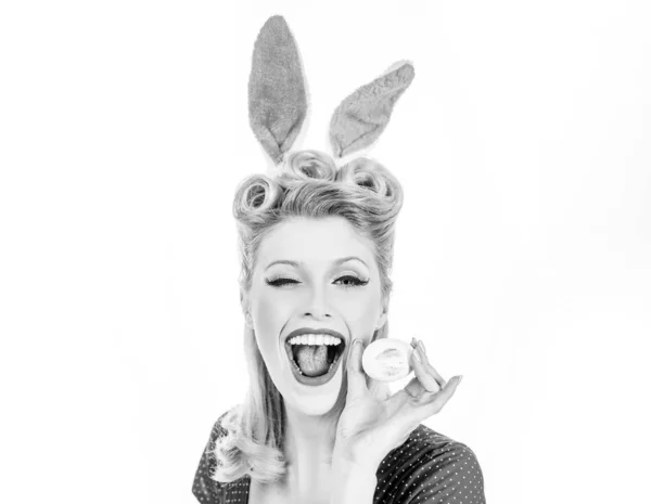 Pin-up Pascua. Mujer sexy en orejas de conejo guiñando un ojo. Dulce chica adorable en orejas de conejo celebrando la Pascua. Fondo blanco aislado. Mujer con orejas de conejo de Pascua y se ve muy sensualmente. —  Fotos de Stock