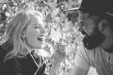 Sonbahar çifti. Mutlu, gülümseyen, genç bir çift sonbaharda sokak kafesinde oturuyor, içkilerini paylaşıyor, birbirlerine sevgiyle bakıyor, flört ediyor, birlikte eğleniyorlar..