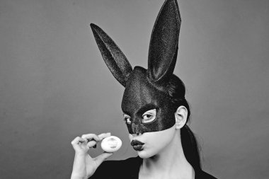 Paskalya kadın. Kadın tavşan, Paskalya tavşan kız. Paskalya yortusu yumurta üzerinde kırmızı bir arka plan üzerinde kırmızı dudak izi. Kadın ağız öpücük. Kırmızı dudaklı beyaz yumurta üzerinde baskı.