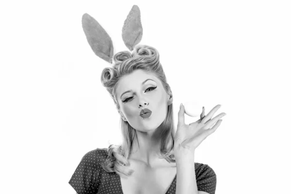Easter egg polowanie - Wielkanoc dzień koncepcji. Na białym tle. Upiąć Wielkanoc. Bunny uszy koncepcja. Kobieta ubrana maska Easter bunny i wygląda bardzo zmysłowo. Myśliwskie jaj. — Zdjęcie stockowe