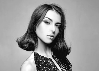 Kopya alanı. Mükemmel bir tenli çekici bir kız. Saç modeli stili. Moda, güzellik, kozmetik. Makyaj, pürüzsüz cilt. Reklam, dergi.